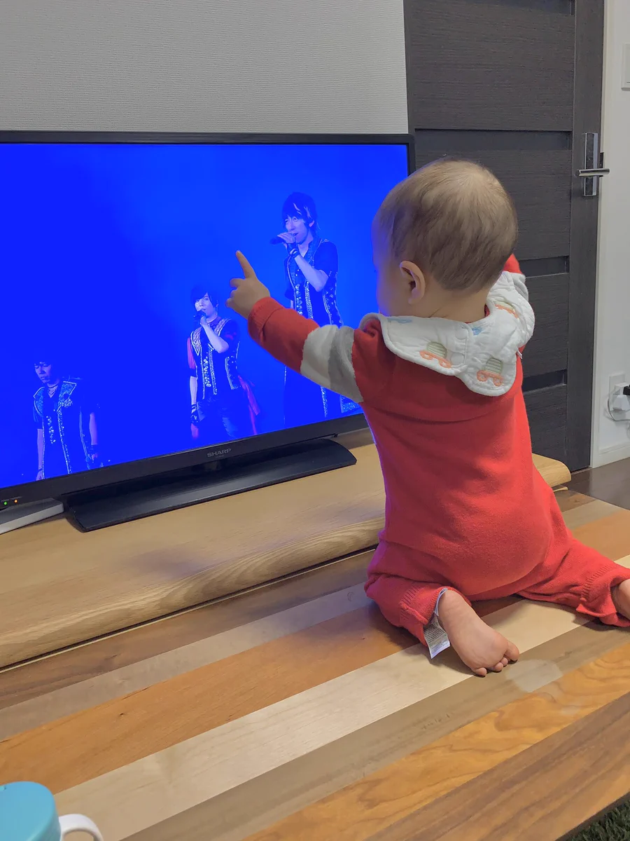 突然始まったという赤ちゃんライブが話題wwwファンサもバッチリwww