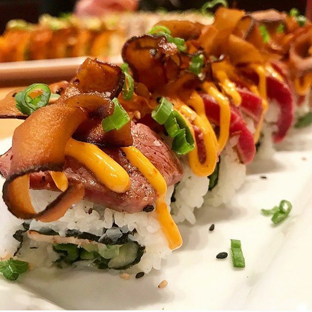eatsofclt's tweet image. This should be a roll model for all sushi 🍱🥩🦞| The Prime Time Filet &amp;amp; Lobster Roll - lobster and cucumbers inside with filet mignon, truffle marinated portabella mushroom slices, green onions and spicy mayo on top | The Cowfish, SouthPark, Charlotte … ift.tt/2P8lzif