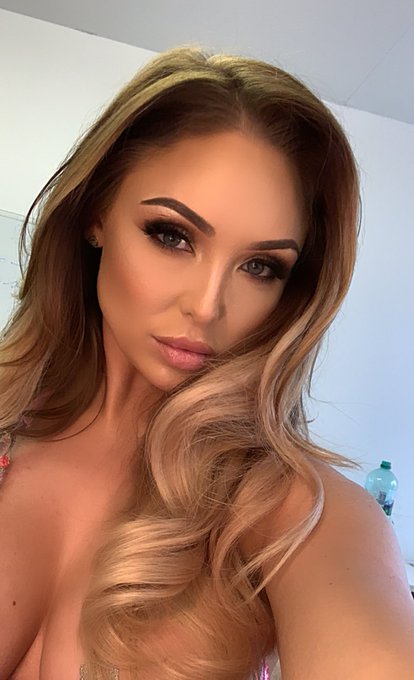 Who watched last nights show ? https://t.co/Hye2oQT5BQ https://t.co/ZeIrVmJKJL