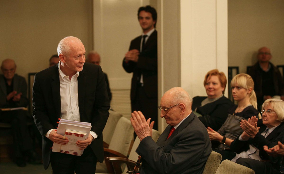 98 urodził się Władysław Bartoszewski. Wielki demokrata, niesamowity umysł, człowiek przyzwoitości. Życiowe doświadczenie Profesora i jego charyzma - zawsze inspirowały. Nigdy nie zapomnę tych spotkań i dyskusji w Kancelarii Premiera. #WartoByćPrzyzwoitym 
fot. Wojciech Druszcz