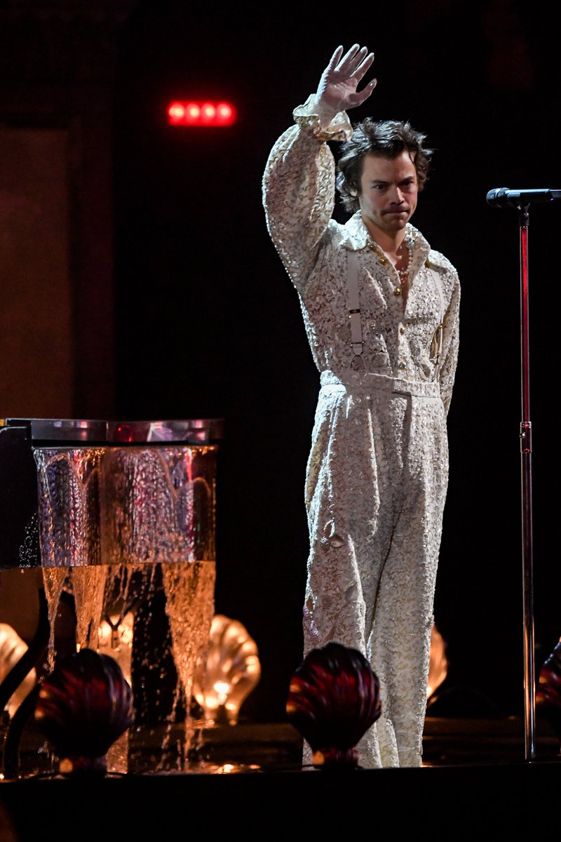 gucci's tweet photo. Performing ‘Falling’ at the #BritAwards @Harry_Styles wore a custom #Gucci Ivory lace shirt with lace high waist trousers with lave gloves and leather boots with ‘Sucker’ written on the heels by #AlessandroMichele. https://t.co/RZM8MEVmaf