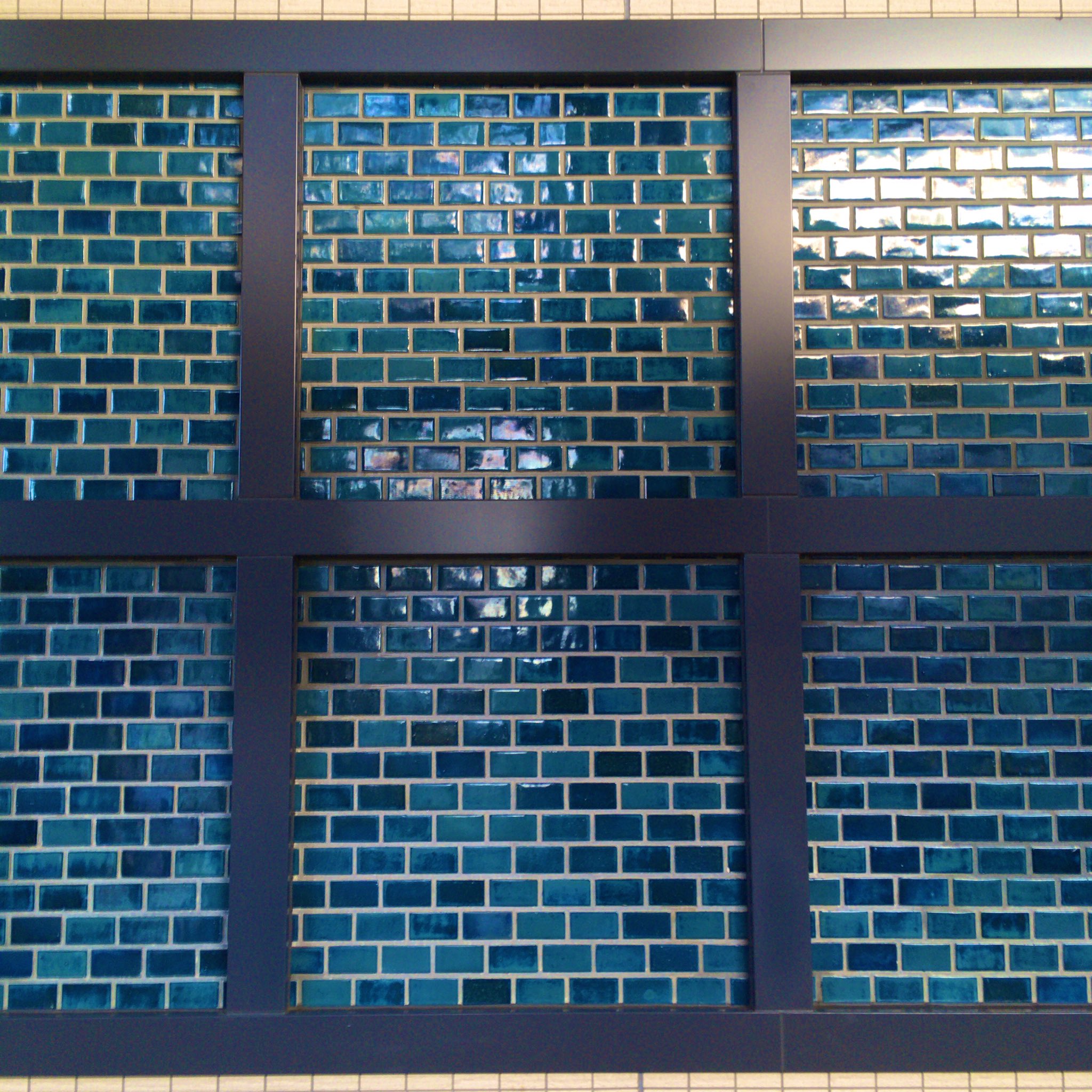 カポにゃんp 2ndアルバム6月18日発売 On Twitter 旧塩野義製薬中央研究所本館 1961年施工 坂倉準三 の跡地に建ったマンションの1階にはあの見事な青い窯変タイル 京都の大仏タイル が記念碑的に飾られている Pta Protecttileassociation タイル保護者の会