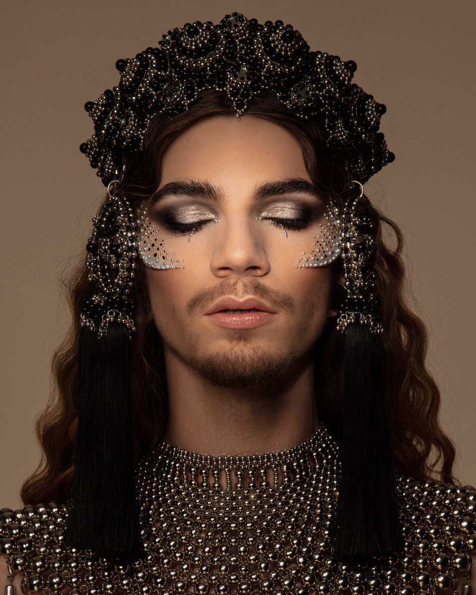 Flew over to London a few weeks back and got together with a team of EXTREMELY skilled artists, a complete dream team,  to create some of that visual magic ❤️💫 makeup by <a href="/skulltress/">Vanessa Davis</a> 
Photography by <a href="/lukenugent/">Luke Nugent</a> and head/shoulder/chest pieces by @/objectanddawn