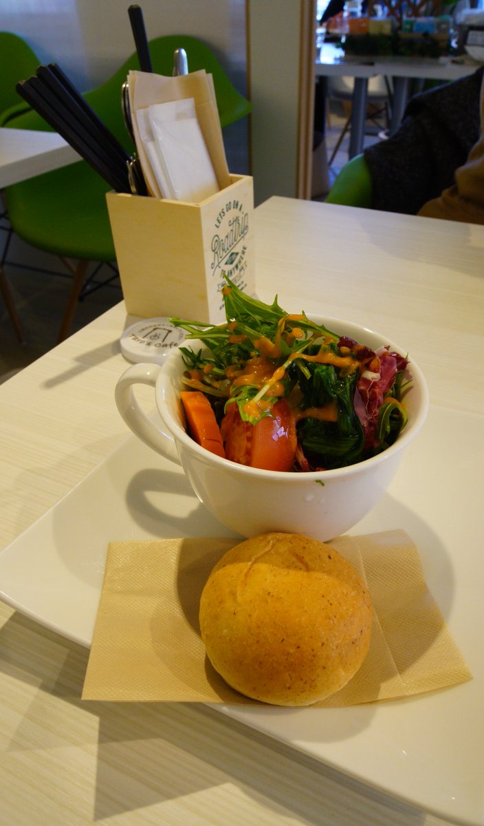 hc42tgzyhu6EhbG's tweet photo. #いわき #いわきベジめしWALK #ベジめし #タローズカフェ #TarosCafe
次にTaro's Cafe♪ここは凄い賑わいでした!!賑わいにつられてシフォンケーキだけと思っていたのですが、ランチのパスタも♪思っていた以上にボリュームがあり、予定していた他の店は行けませんでした(汗 https://t.co/hkvnWioCrJ
