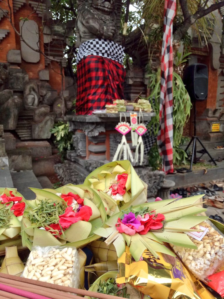 Karena hari ini Galungan, aku mau cerita ah kenapa bisa aku, yang selama 25 tahun berada dalam salah satu agama mayoritas, kemudian 3 tahun pencarian, lalu berlabuh dalam kenyamanan di Hinduisme setelahnya