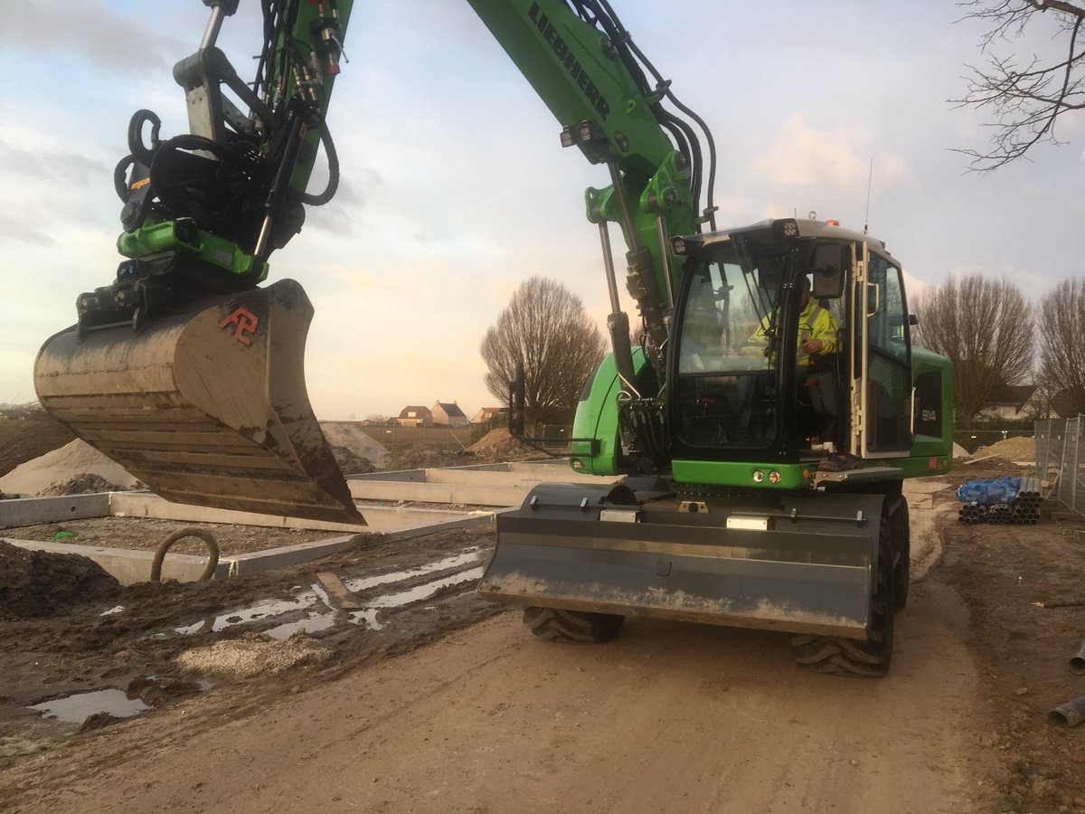VanSabbenbv's tweet photo. Eerste draaiweek van de Liebherr 914 💪💪! https://t.co/6SGPBEOcyO