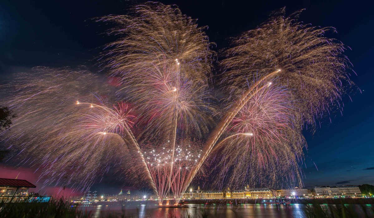 Allumer le 🔥 Nous sommes très heureux de vous annoncer que c'est l’artificier de talent #Ruggieri qui aura l'honneur d'embraser le ciel de #Bordeaux Fête le Vin 2020 📸 Alexandre Léonard