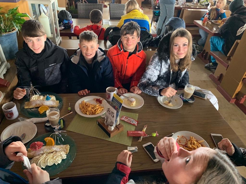 ysgoljohnbright's tweet photo. Ice Cafe for lunch, for George’s group 😎⛷ #YJBSki https://t.co/jOsf7PQ3ua