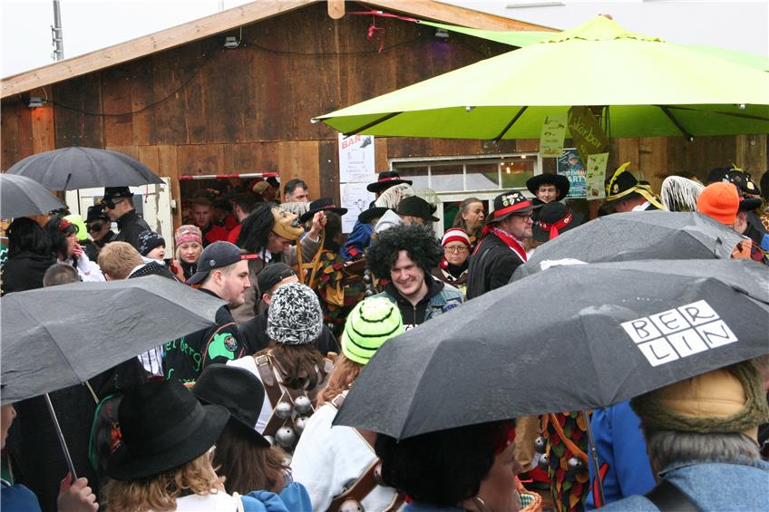 Die „Schwarzbrennerei“ bekommt am Schmotzigen in #Erlaheim an der Hauptstraße keine Schankerlaubnis. Aus Sicherheitsgründen, sagt die Stadt. Die Betreiberin Annerose Faiß sieht das anders. (paca) zak.de/Nachrichten/Au… #zakplus