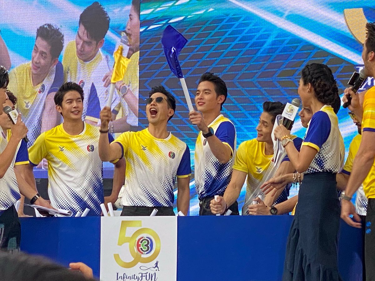 SeesanBunterng's tweet photo. ศิษย์พี่โป๊ปหน้าตาดูดีใจม๊วกกกที่ได้สีเหลือง ส่วนศิษย์นุ้งเจมส์ ได้สีน้ำเงินจ้า
.
งานแถลงข่าว ฟุตบอล 50 ปี Channel 3 Infinity Fun #งานบอล50ปีช่อง3 https://t.co/QQiAM3lGzN