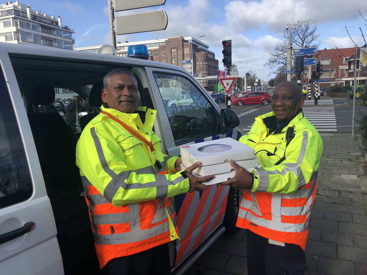 Aangekomen in <a href="/GemeenteDenHaag/">Gemeente Den Haag</a> #boerenprotest <a href="/limburg/">Provincie Limburg</a> #vlaai overhandigd aan verkeershandhavers @POL_TVDH 1oktober beloofd voor het goede werk ! <a href="/r_verwey/">Raoul Verwey</a>