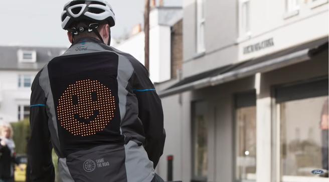 sTecnotron's tweet photo. La empresa @fordspain ha creado una chaqueta inteligente que ayuda a ciclistas a comunicarse con los conductores de otros vehículos, pudiendo indicar la dirección a la que se dirigen.
#seguridadvial #seguridad #carretera #ciclismo #ciclistas https://t.co/e3j1yCKTxE https://t.co/S8uRpoBD9v