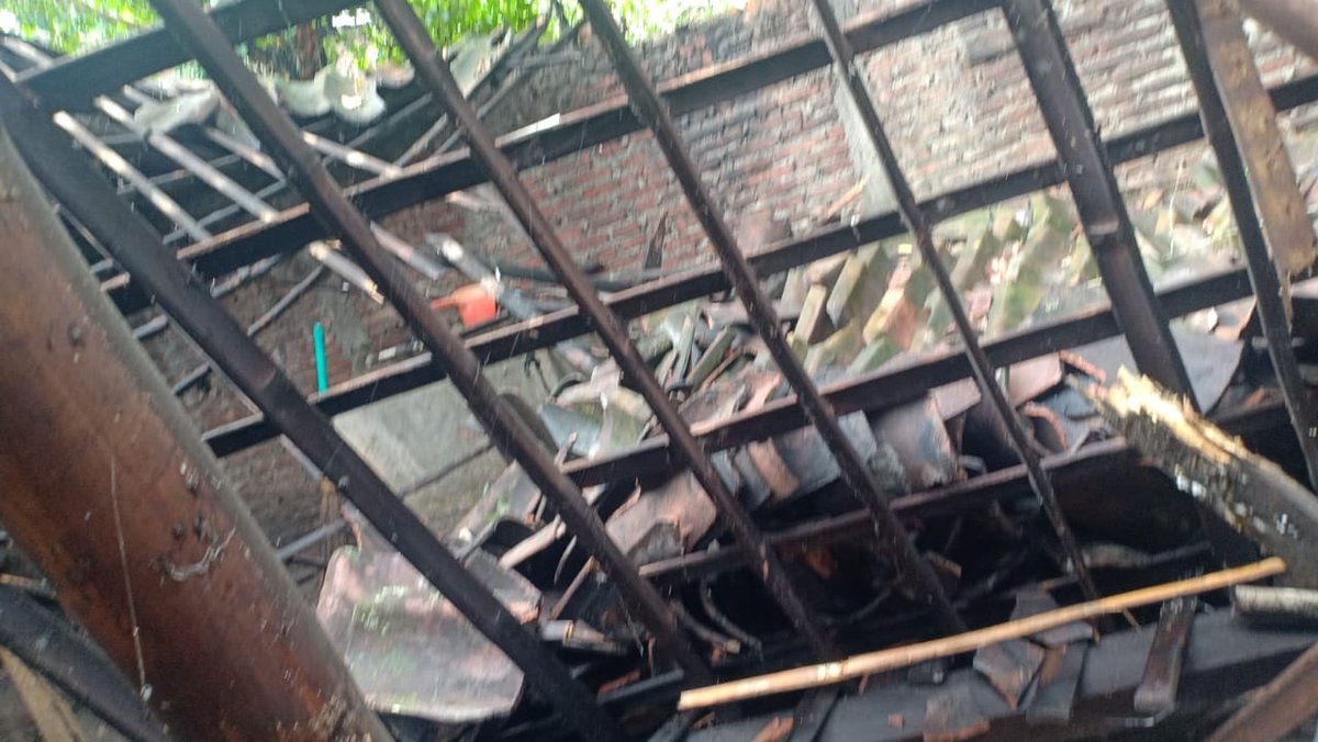 zaizaku's tweet photo. Hujan lebat dengan durasi yang cukup lama yang terjadi kemarin sore (18/02) di wilayah Kabupaten Magelang, mengakibatkan terjadi tanah longsor di beberapa wilayah, dan juga rumah milik shbt Nurkhamid, Salam II, desa Salamkanci, kec. Bandongan roboh. 

#BanserTanggapBencana https://t.co/4KC30bXqwB
