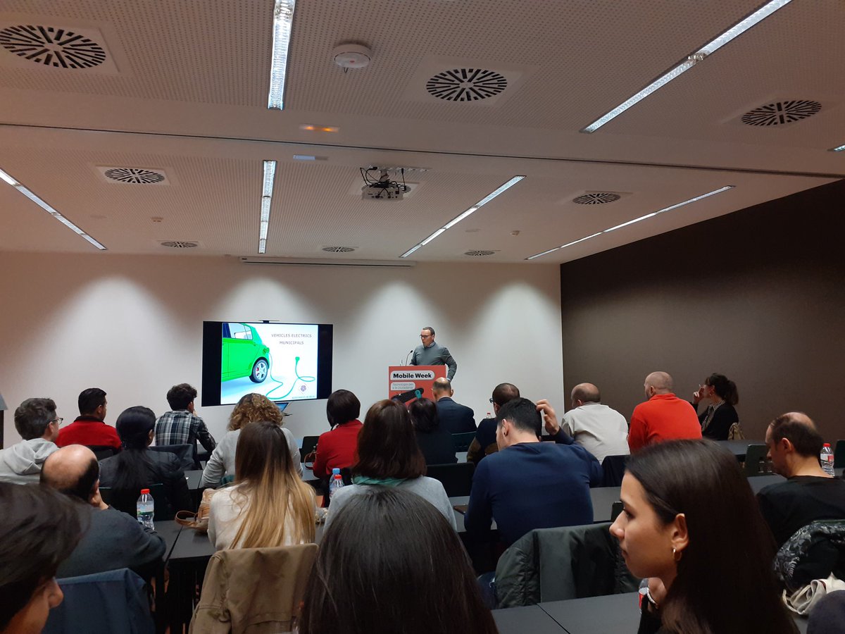 firaReusEvents's tweet photo. I com a última activitat a l'edifici Tecnoparc pel Mobile Week: La presentació del Carsharing Municipal. 

Ramon Castellví, Cap de serveis a l'Administració Pública, ens explica aquesta iniciativa de @Reus_cat

#mWeekReus #mWeek #mWeekCat20 https://t.co/Ut2btW2vGu