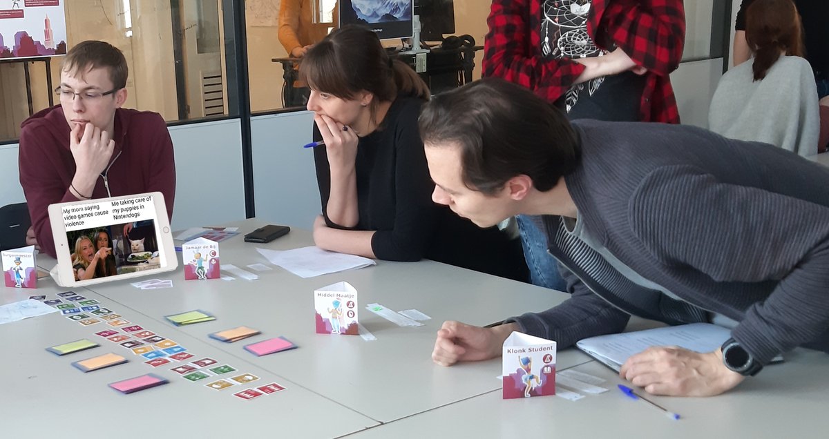 Manualdropjes's tweet photo. What is @KeetelsNiels looking at? Hmmm... (New Meme Format!) https://t.co/9JOFtP8Qee