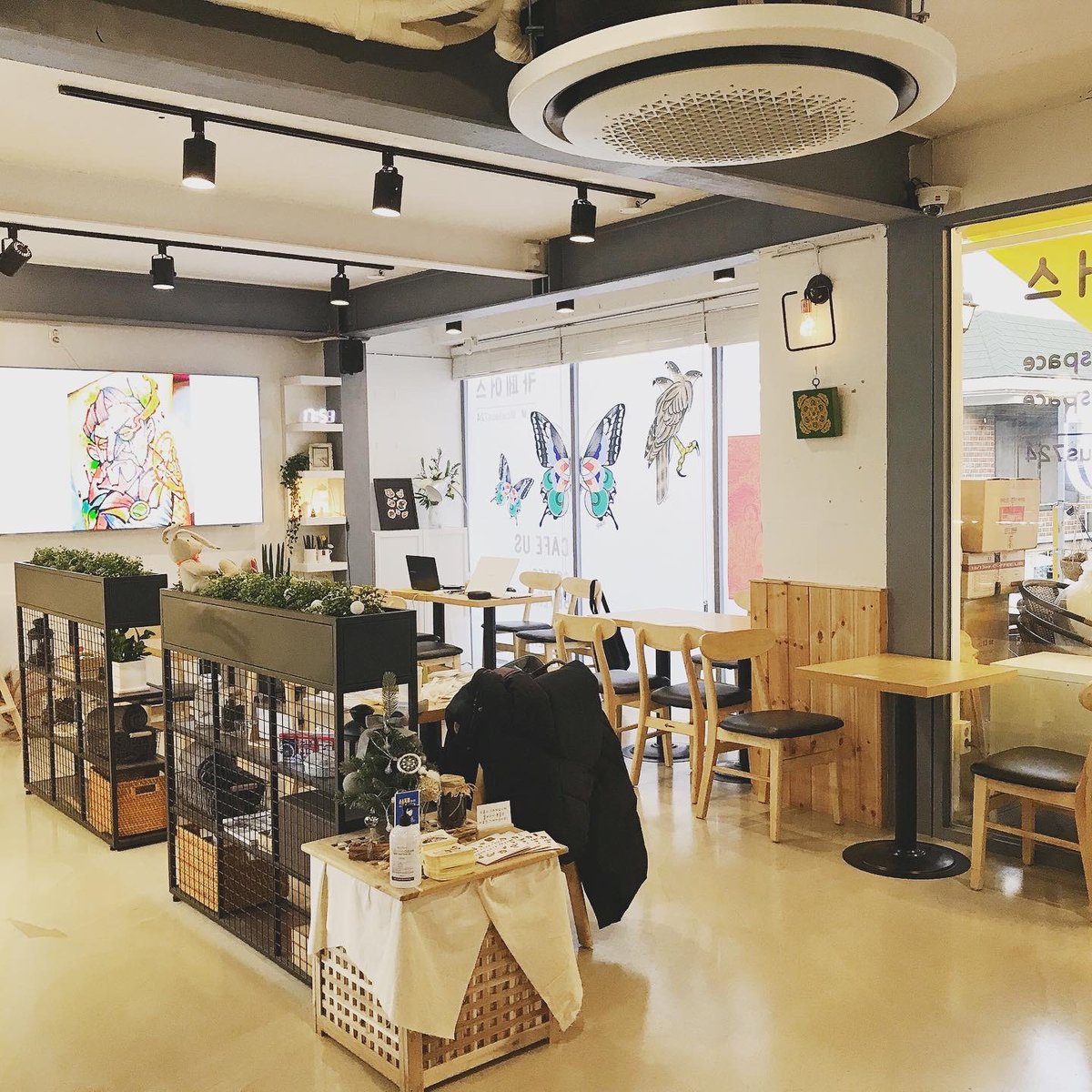 cafeus724's tweet photo. #타투이벤트 Badass tattoo #tattooevent with #cafeus !!!

카페어스에 Good luck charms, good luck tattoo 전시기간에 방문하고 인증샷,태그 #카페어스 #배드애스타투 하셔서 sns에 공유해주시는 분께 미니타투스티커의 디자인 중 하나를 소정의 가격(₩50000) 으로
타투를 해드립니다!! https://t.co/z8yvWawKlP