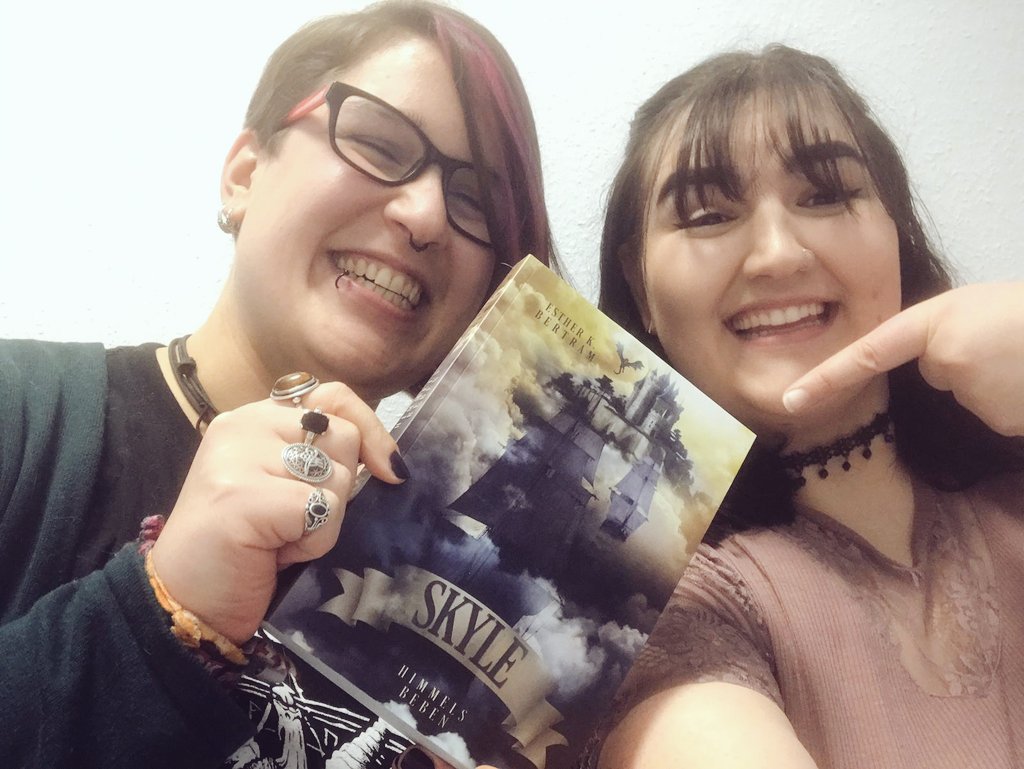 Lisa und Sevda sind mit #Skyle auch dabei bei #ZeigtHerEureLieblingsbuecher 💜💜💜
"Skyle - Himmelsbeben" von @Inky_Feathers hat uns durch das letzte Jahr begleitet und das Ladies-Squad sehr zusammengeschweißt. Klares kladde-Lieblingsbuch!