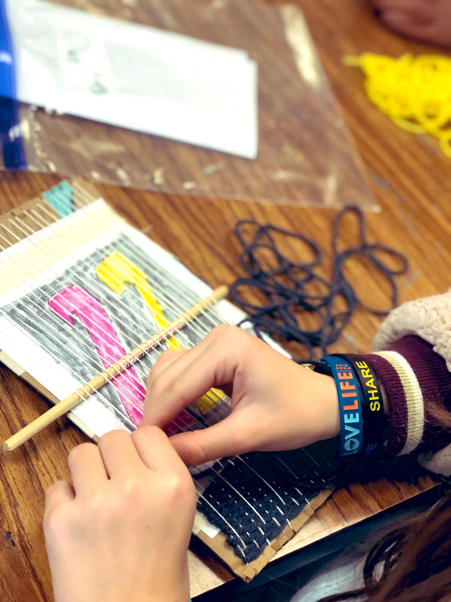 HowardArtCMS's tweet photo. 6th Grade beginning their miniature tapestries. #fibers #overunderoverunder https://t.co/OabdgnWoiw