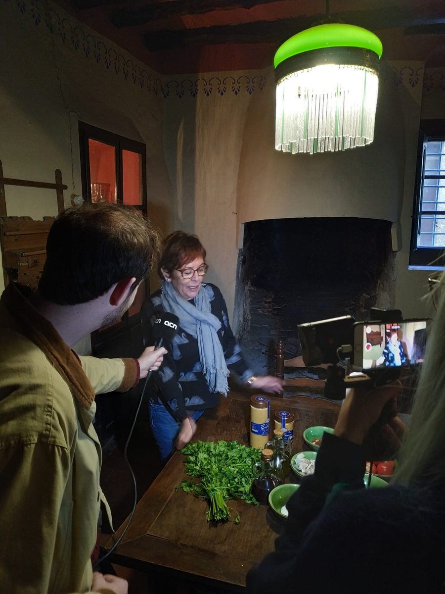 Ahir vam atendre els periodistes de <a href="/catalannews/">Catalan News</a> que volien conèixer de ben a prop la temporada de #calçotades a #CalGanxo i els secrets de la nostra #salsadecalçots 😉

#Valls #calçotadaautèntica #FandeCalGanxo