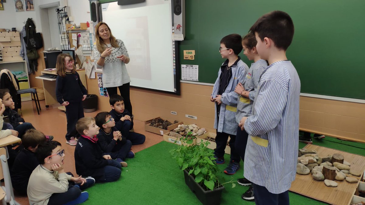 maristesbdn's tweet photo. Els alumnes de cicle inicial fan l'entrega als alumnes de 4t de les mongetes que van plantar a l'#ambient de Ca l'Arnús per a que aquests les plantin a l'hort. #maristesbdn #maristesara https://t.co/M5dcrjqH2G