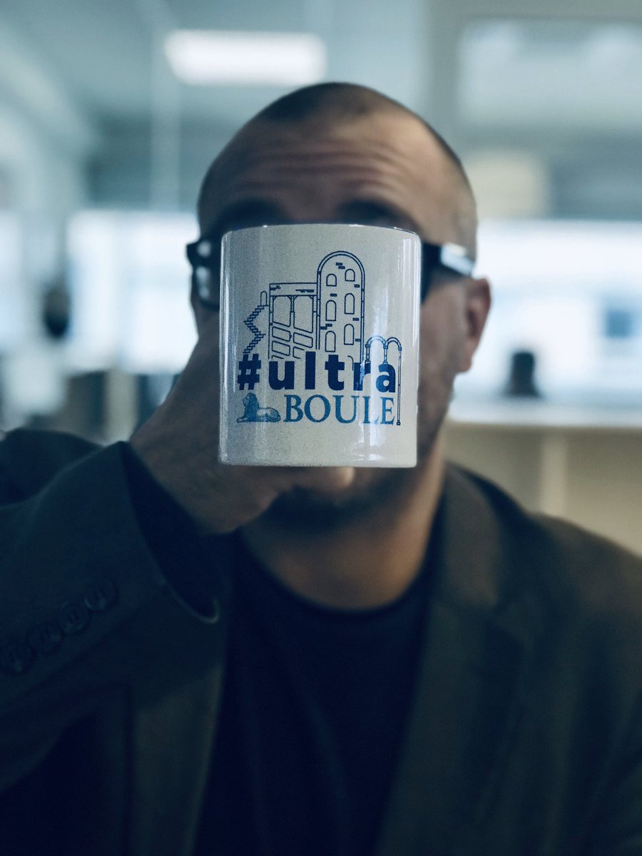JJM__U's tweet photo. Parce que chez @Ultramedia_ag on a de beaux mugs et qu’en plus on a bien rigolé pour trouver des jeux de mots à écrire dessus. Voilà. C’est tout. Merci. #Mugface 👇🏼👇🏼😂😂 https://t.co/odSxqqMHIn