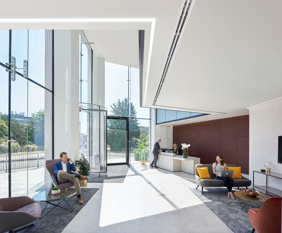Lantern_MaidenH's tweet photo. On dark Winter days, get top tips on how your office design can benefit your #worklife 💡So many windows here, we get a good dose of daylight no matter what the weather is doing! https://t.co/sMhvZbS73C #Design #OfficeSpace #New #WednesdayWisdom @LSHtweets @knightfrank @Savills https://t.co/8UbxJza54v