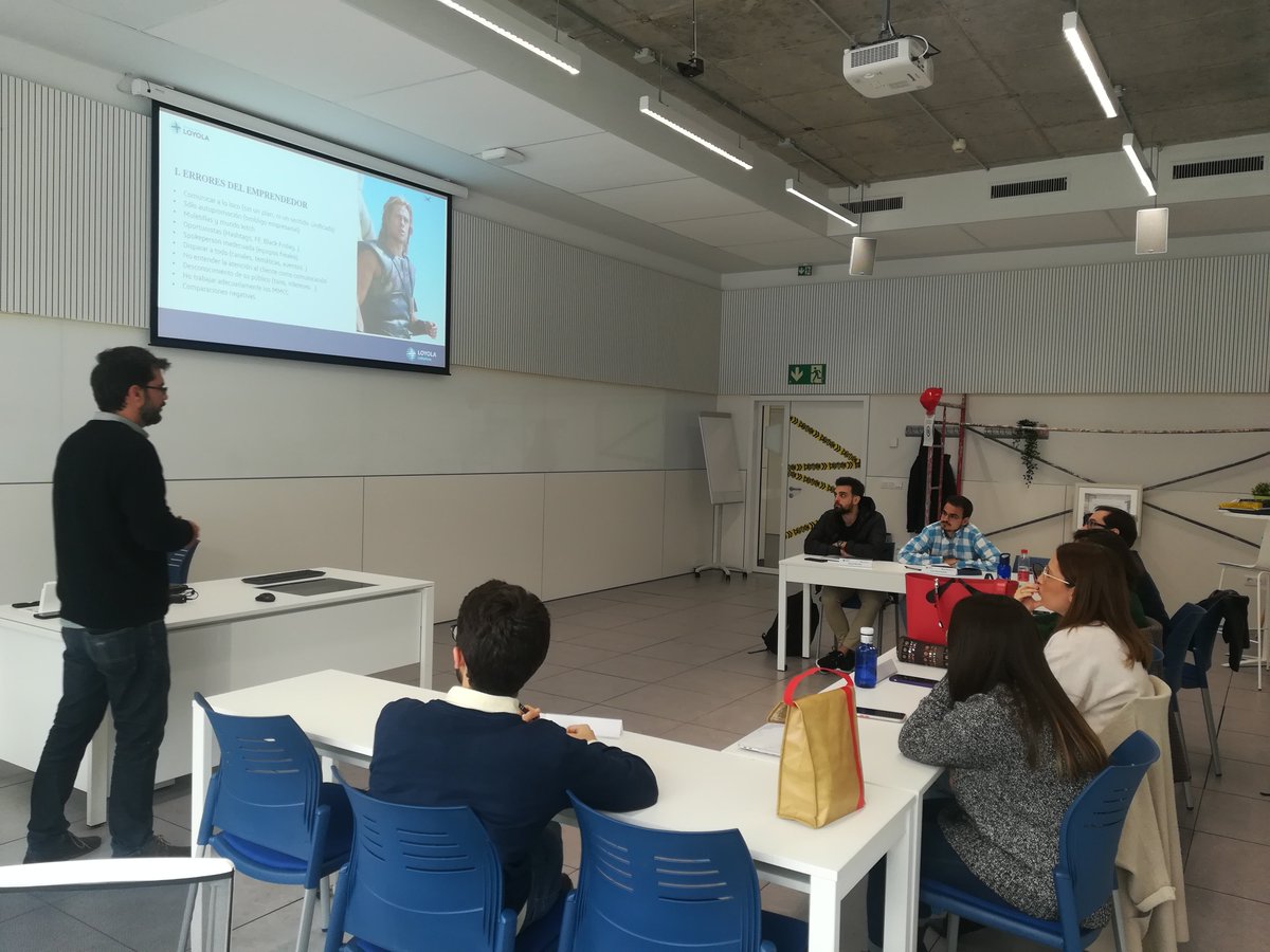 RocioGar123's tweet photo. Taller sobre la importancia de emprender en comunicación. Gracias Raúl Díez por compartir tus conocimientos con nuestro alumnado del Máster de Comunicación Corporativa y Digital. https://t.co/1EjWg5gvHH