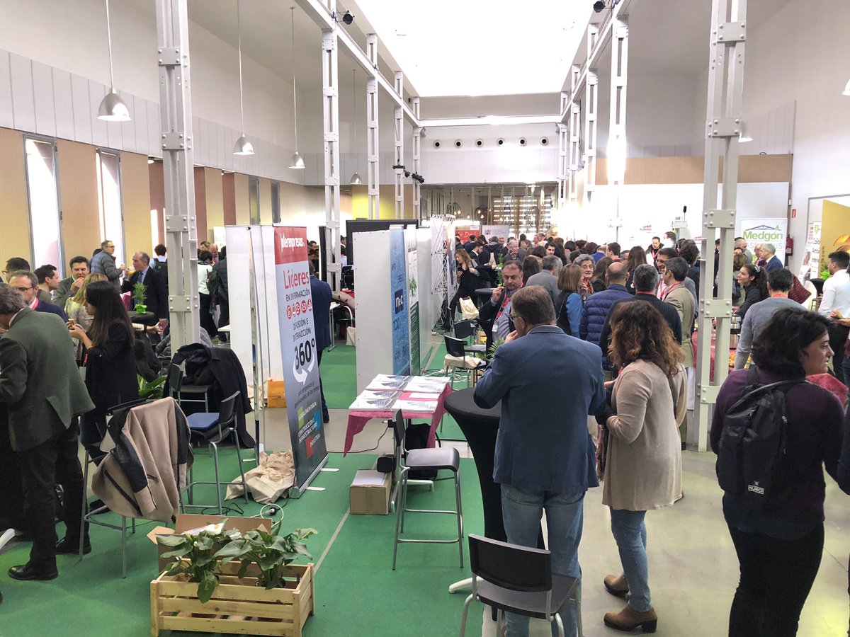 ClusterSaude's tweet photo. Un placer volver a coincidir con nuestra compañera Mercedes de @BIOTECYL y Sonia de @CSIC y conocer sus proyectos de colaboración y transversalidad para conectar investigación, industria y sociedad. En definitiva: proyectos para mejorar la vida de las personas. #interclusters https://t.co/8YO7BKOtlb