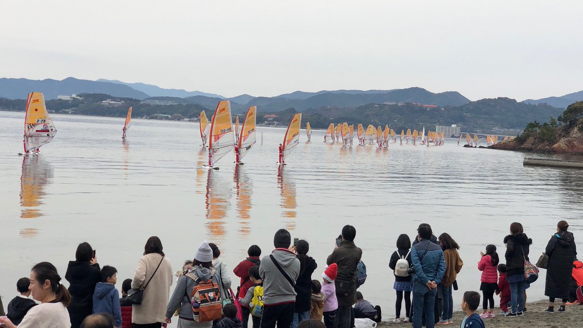 SHC_Hamamatsu's tweet photo. 【 12/22 かんざんじクリスマスフェスタ 】

100人のサンタが海からやってくる！
ビーチ・マリンスポーツ推進協議会
クリスマスフェスタ
にて

#ビーチハンドボール PR &amp; 体験ブース出展
させていただきました

たくさんのキッズに 
#ハンドボール 体験してもらいました。

@かんざんじサンビーチ https://t.co/UFJ2Ekx4gJ