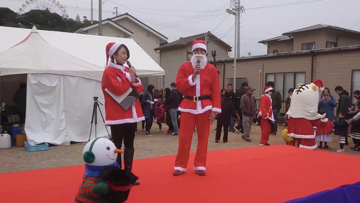 SHC_Hamamatsu's tweet photo. 【 12/22 かんざんじクリスマスフェスタ 】

100人のサンタが海からやってくる！
ビーチ・マリンスポーツ推進協議会
クリスマスフェスタ
にて

#ビーチハンドボール PR &amp; 体験ブース出展
させていただきました

たくさんのキッズに 
#ハンドボール 体験してもらいました。

@かんざんじサンビーチ https://t.co/UFJ2Ekx4gJ