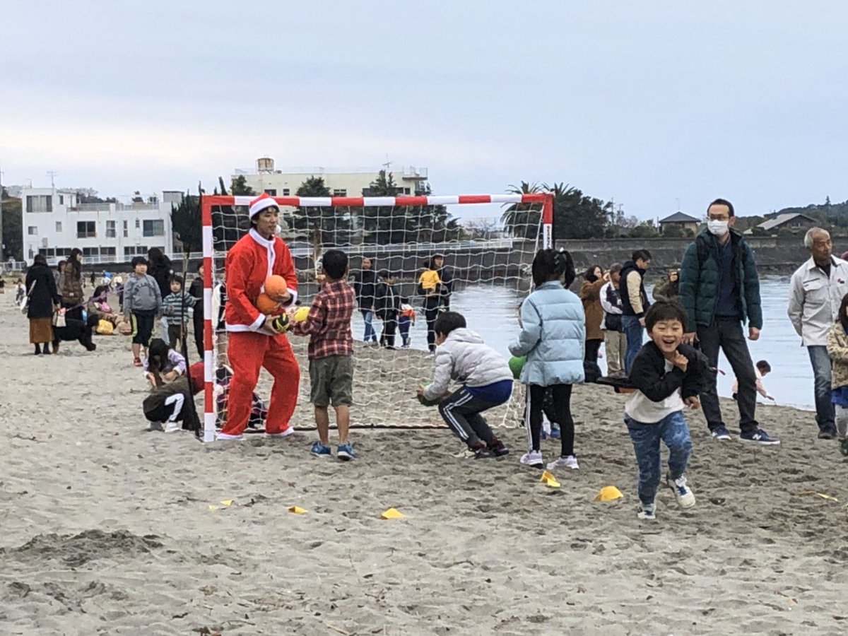 SHC_Hamamatsu's tweet photo. 【 12/22 かんざんじクリスマスフェスタ 】

100人のサンタが海からやってくる！
ビーチ・マリンスポーツ推進協議会
クリスマスフェスタ
にて

#ビーチハンドボール PR &amp; 体験ブース出展
させていただきました

たくさんのキッズに 
#ハンドボール 体験してもらいました。

@かんざんじサンビーチ https://t.co/UFJ2Ekx4gJ