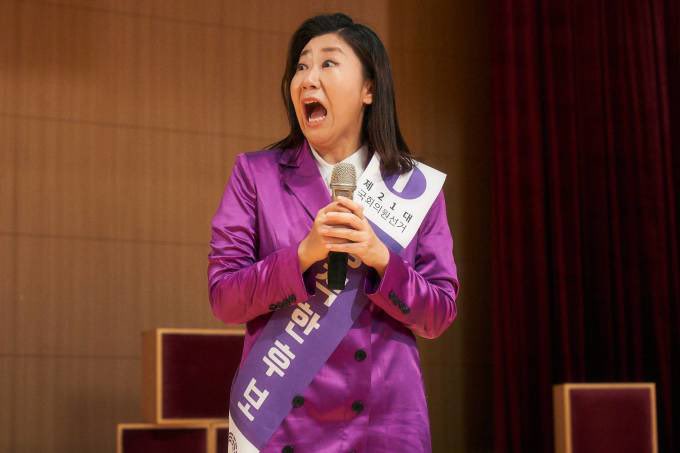 미란.. n년전에는 황정민이 출마하는 영화에서 아내친구역할이었는데 이젠 본인이 직접 출마하는 영화라니 이보다 기쁠수가 없음 여자가 다하기