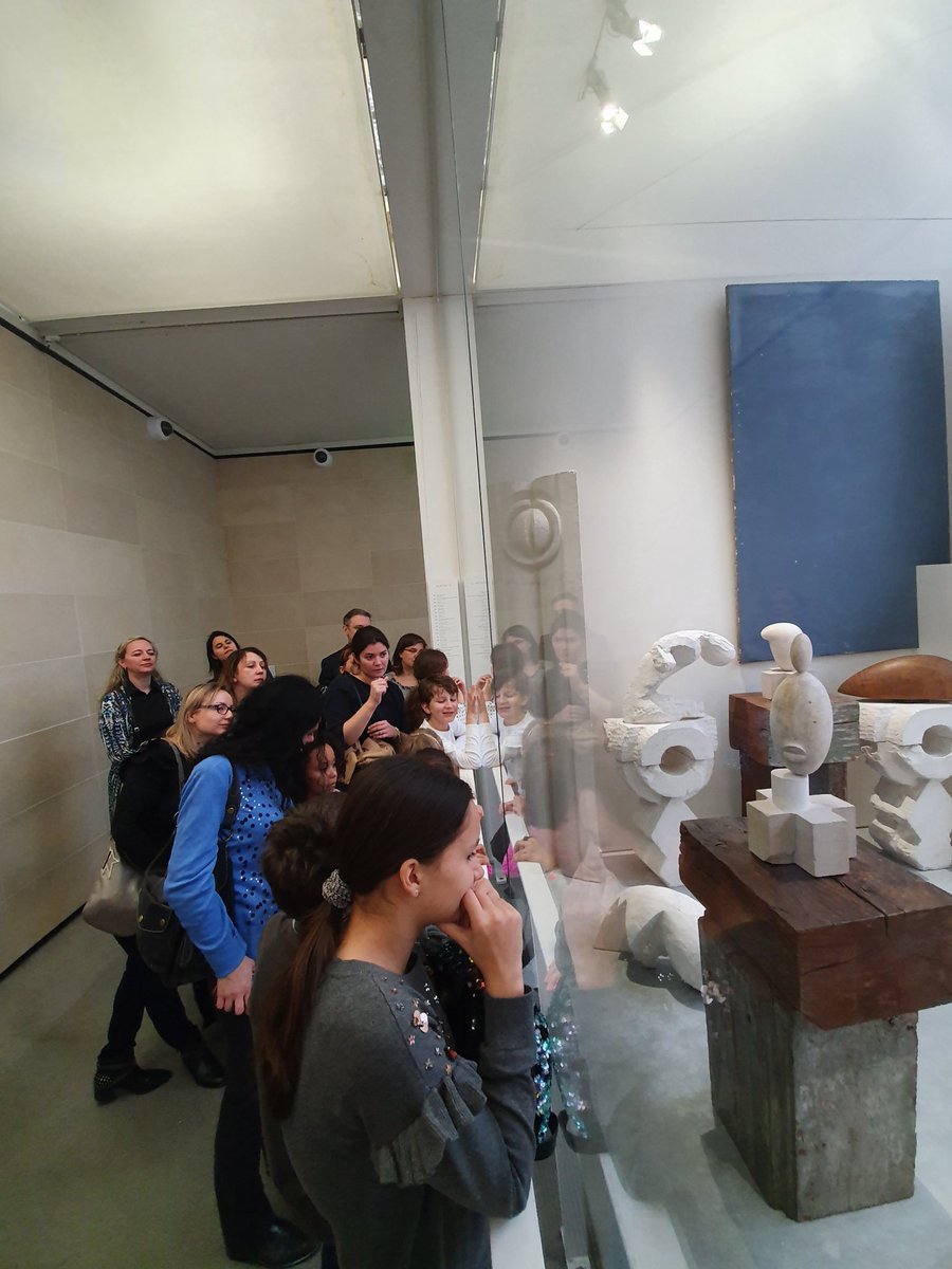 LucaNiculescu's tweet photo. 19 février - il y a 144 naissait en Roumanie un génie de la sculpture moderne, Constantin Brâncuşi. Heureux de cette visite decouverte de son bel atelier situé en face du @CentrePompidou avec les élèves de l'Ecole roumaine de #Paris. @MAERomania @francediplo @kissDNA https://t.co/bgXiFIbIVw
