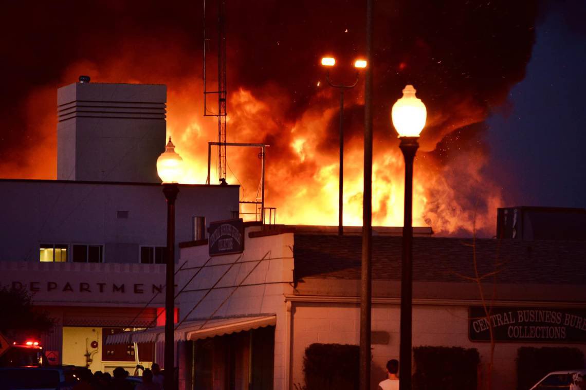 TheSecretList's tweet image. 2 CALIFORNIA FIREFIGHTERS KILLED IN LIBRARY/STRUCTURE FIRE
firefighterclosecalls.com/2-california-f… @CAFirefighters @CalChiefs_CFCA @IAFFNewsDesk @IAFC_SHS @iafc @TulareCoFire @CALFIRE_TUU #Porterville #California #firefighters #firefighter #lodd #rip