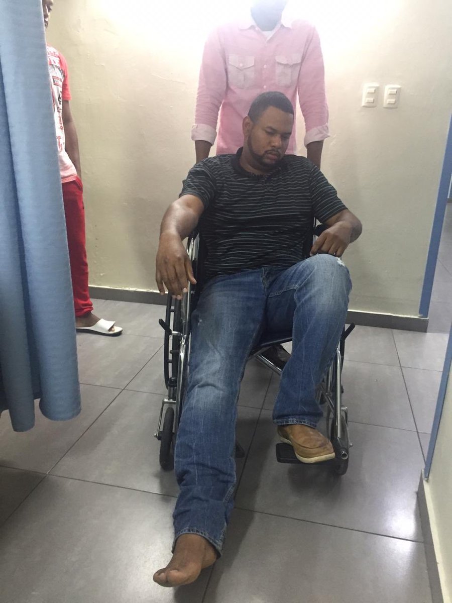 nuriapiera's tweet photo. Ayer circularon rumores de una golpiza que se le estaba dando al tecnico Manuel Regalado por parte de las autoridades que lo tenían detenido. Hoy en la madrugada parecen están fotos donde se le hace radiografías de hombro y pie. Quien responde a esto? https://t.co/idANFXq8In
