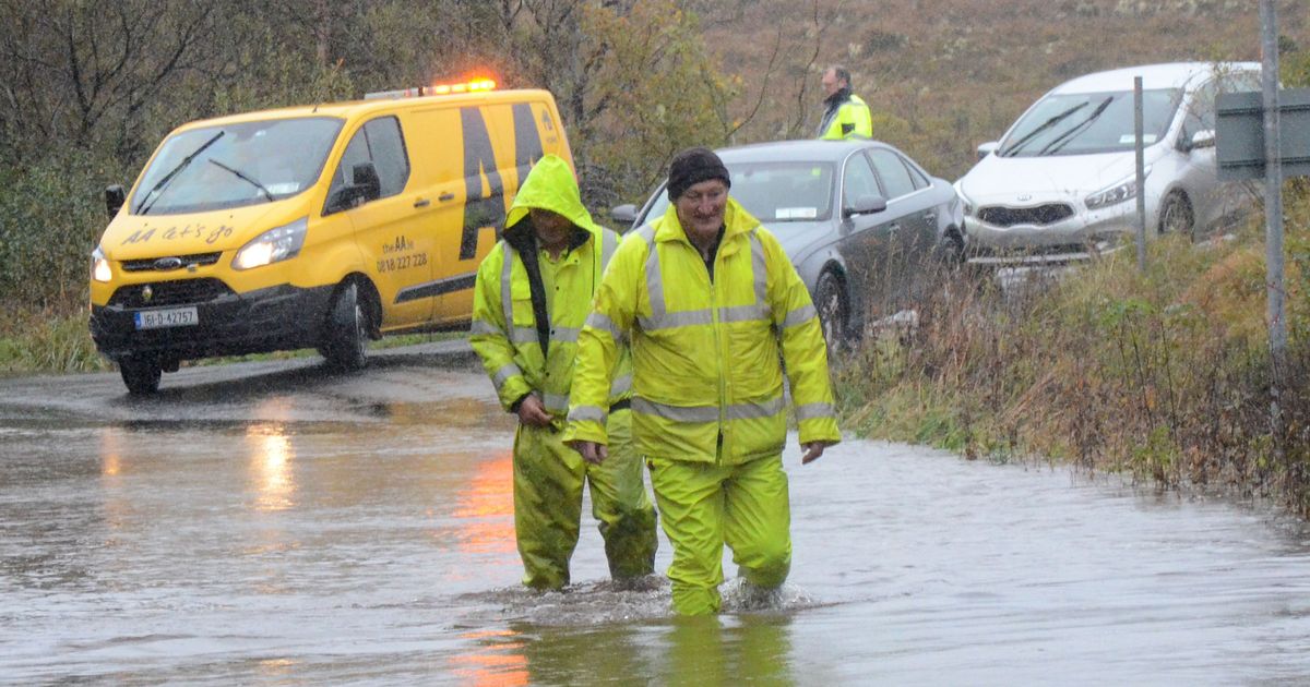 MayoRoadSafety's tweet photo. Motorists advised to exercise caution on the roads this today due to heavy rainfall &amp; spot flooding.Motorists should not attempt to drive through flooded roads &amp; should take alternative routes where possible.Hold a firm grip on steering when driving in case you hit a flash flood. https://t.co/rCj7kHKZIS