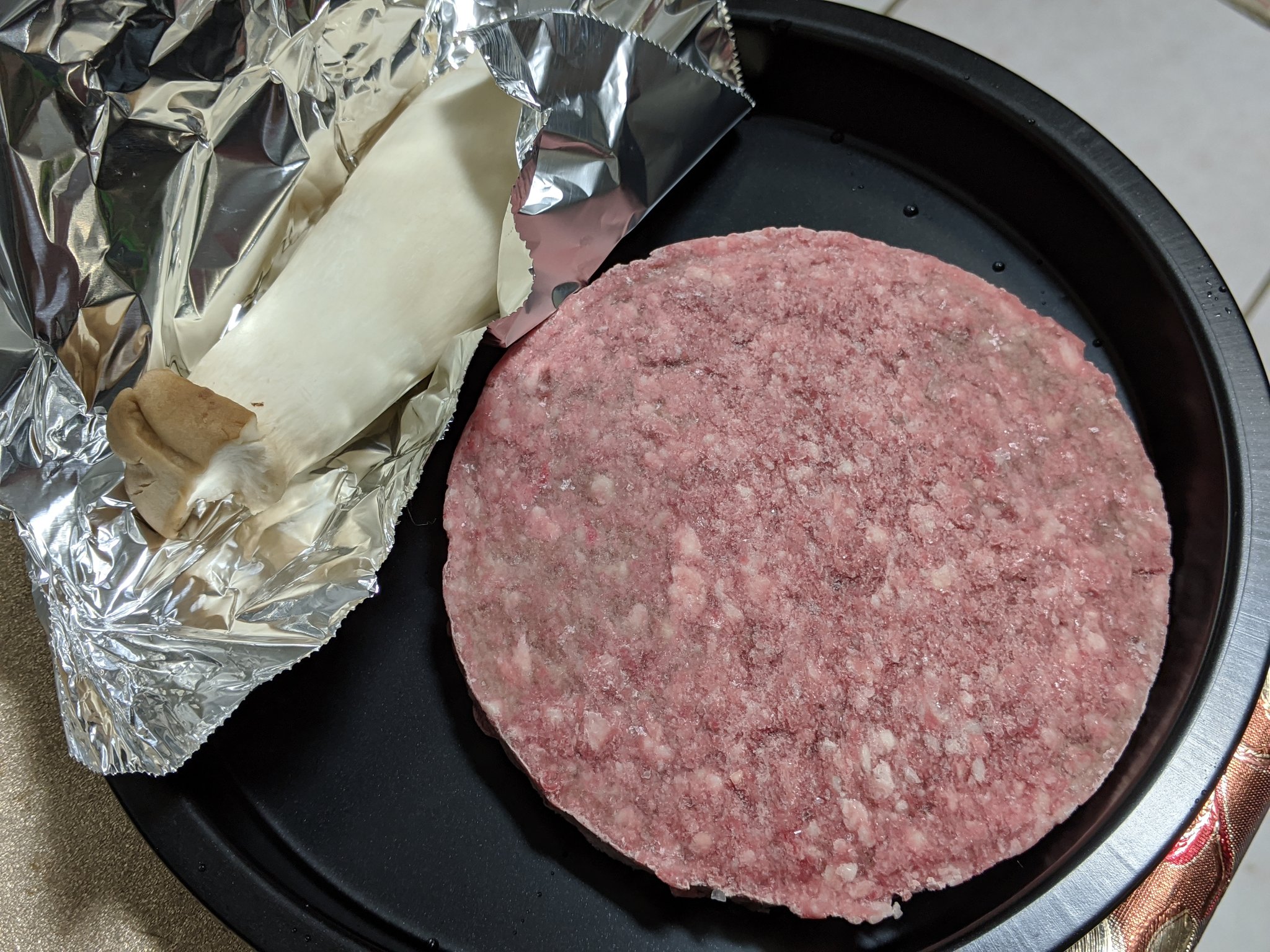 Chiron On Twitter 漢堡排冷凍牛肉漢堡排放烤盤丟氣炸鍋 順便用錫箔紙包根杏鮑菇一起烤 160 烤8分鐘 翻面放片起司 180 再烤3分鐘 烤好滿juicy的 不過這間的牛肉漢堡排沒有加鹽 吃起來沒鹹味怪怪的 早知道自己灑一點 Https T Co M3frgrj4lu Twitter