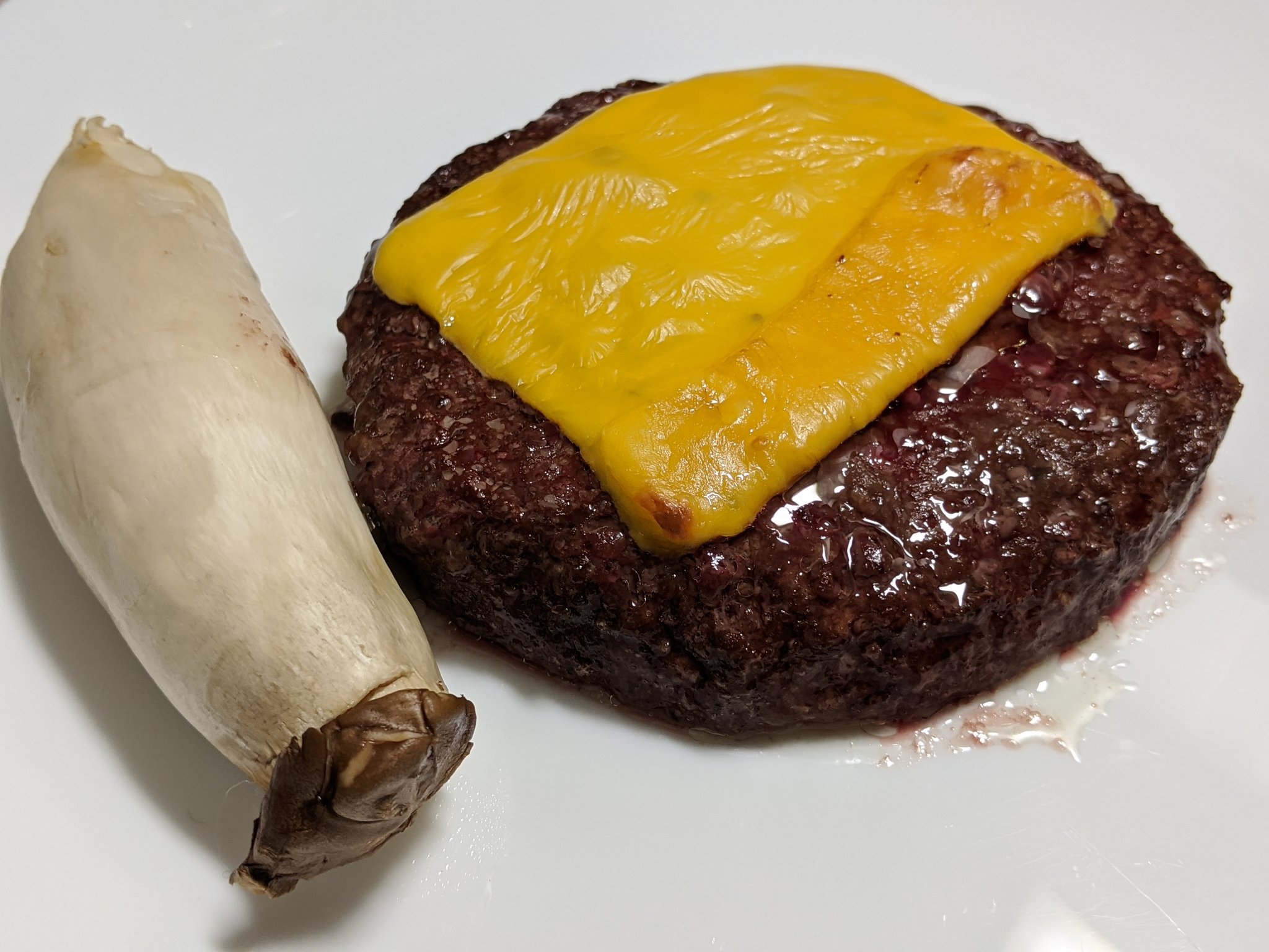 Chiron On Twitter 漢堡排冷凍牛肉漢堡排放烤盤丟氣炸鍋 順便用錫箔紙包根杏鮑菇一起烤 160 烤8分鐘 翻面放片起司 180 再烤3分鐘 烤好滿juicy的 不過這間的牛肉漢堡排沒有加鹽 吃起來沒鹹味怪怪的 早知道自己灑一點 Https T Co M3frgrj4lu Twitter