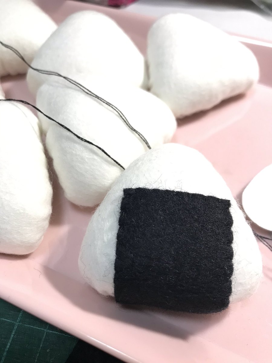 ちくちくのへや フェルトのおままごと雑貨やさん ３月アンフィーユ委託販売 בטוויטר あはん 途中ですでにかわいい 大きめおにぎりブローチ制作中です ちくちくのへや フエルト フェルト ままごと Felt Felttoy 食べられません フェイクフード