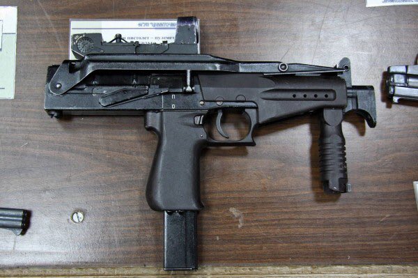 טוויטר バタバタ בטוויטר Pp 00とかsr 2とかのロシアのsmg 盾持ちながら撃ったりするしマシンピストル のエアガンとかあったらちょっと欲しくなるなぁ プーチンも片手で構えてる写真あるし まあpp 19 Vityazやなんならロシアもmp5やグロック使ってるからそれ