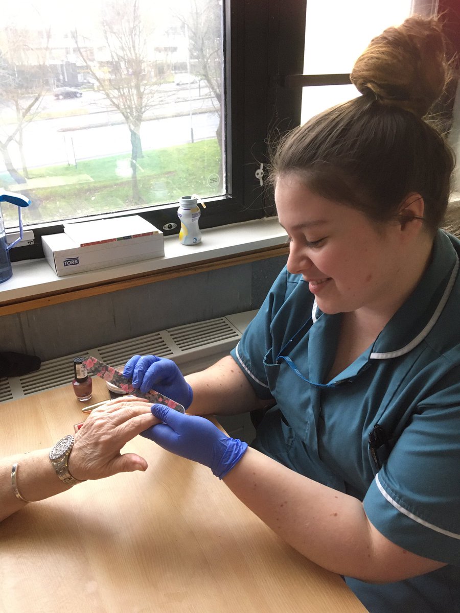 C52_QMC's tweet photo. Our lovely hannah taking some time to do nails and makeup for C4 ladies today. Glamorous Green Bay really enjoyed being pampered. #itsthelittlethings @nuhpatientgroup @NUHMedicine @matron5154 @LorraineHourd https://t.co/jJtJCr0le3