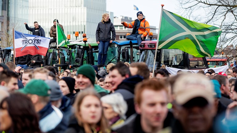 ThuisinGld's tweet photo. Forse celstraf geëist tegen stelende 'nepagenten', het boerenprotest in Den Haag, het eerstgeboren lammetje geadopteerd in Rheden en @marcloev eet bij Marianne in Zevenaar https://t.co/mlvx4Knb0M