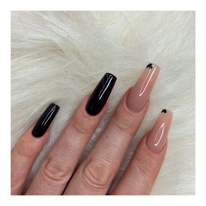 Obsessed 🖤 Who else loves my new nails? https://t.co/Y52RL1Psd1