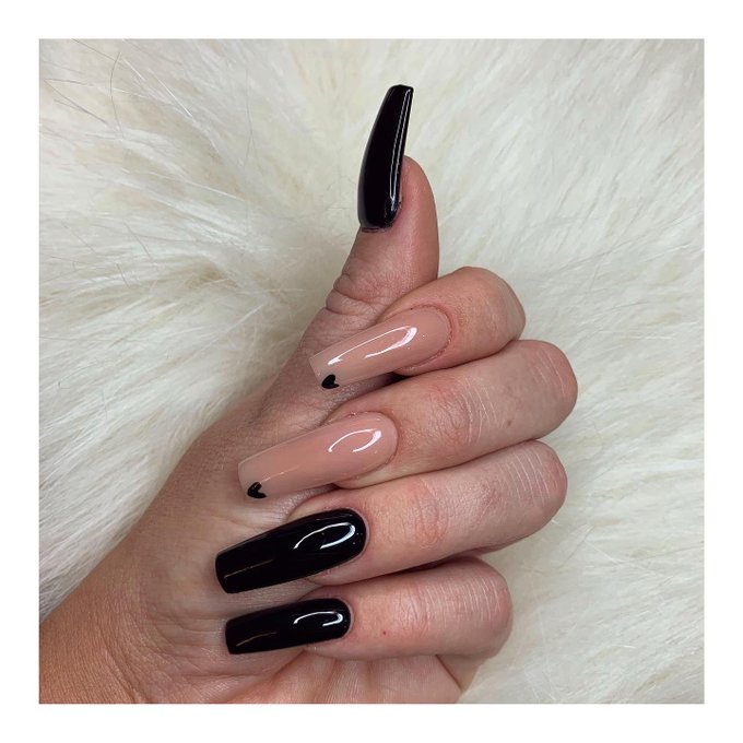 Obsessed 🖤 Who else loves my new nails? https://t.co/Y52RL1Psd1