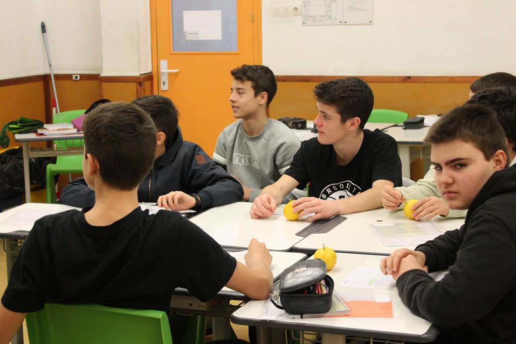 epiasabadell's tweet photo. Els alumnes d'emprenedoria hem rebut una xerrada molt interessant sobre com funcionen les piles i el per què del seu reciclatge. Ja tenim més informació per poder sensibilitzar a tothom de participar en la recollida de piles a l'escola.

#3RESOPIASABADELL
#EMPRENEDORSPIASABADELL https://t.co/b5SfSbYBTF