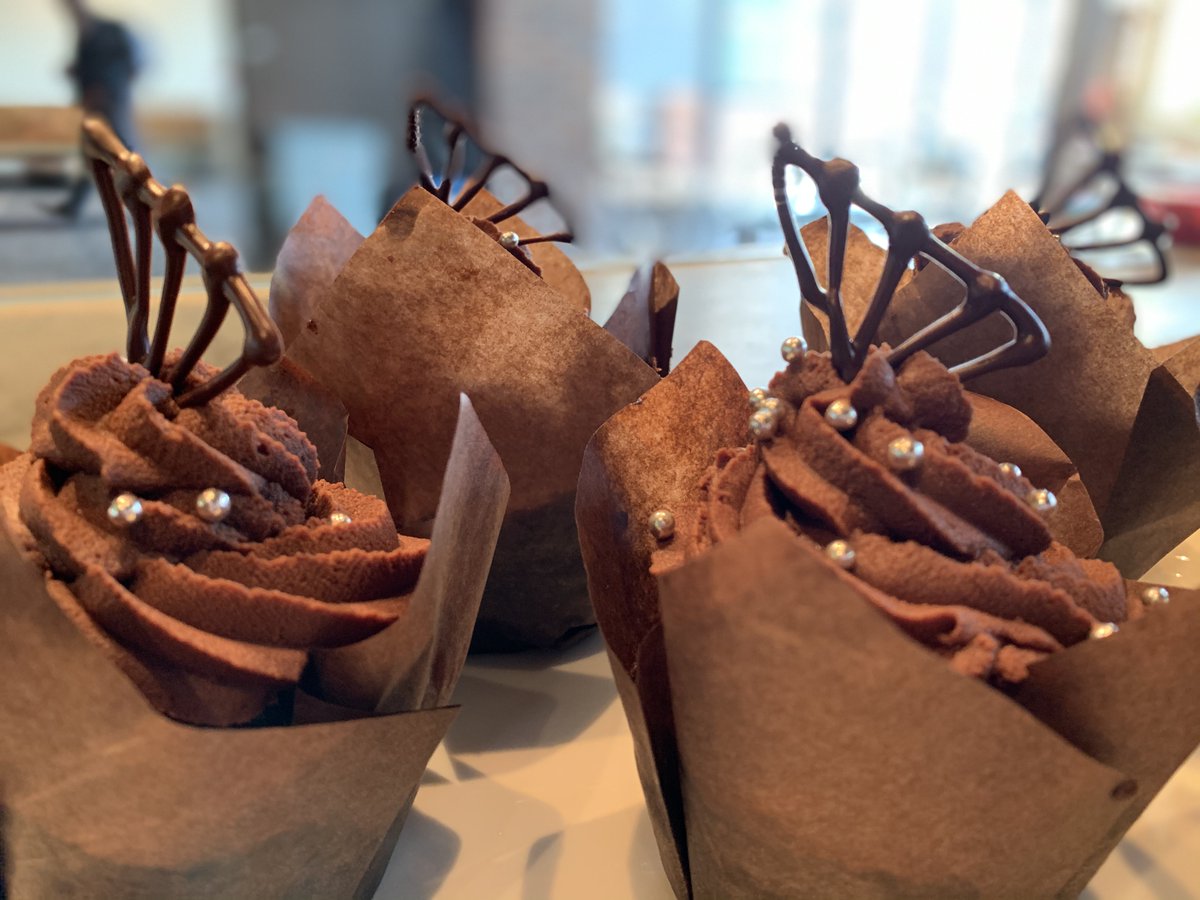 ChateauCC's tweet photo. Don’t worry friends, you’re already halfway through the week. Sweeten things up a little with a chocolate strawberry cupcake 😘🧁 #food #eatfresh #eatlocal #412eats #buylocal #pittsburgh #lunch https://t.co/Y2n99sFaye