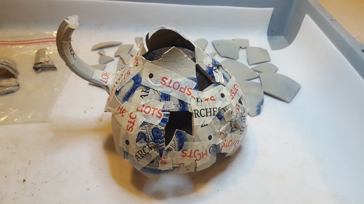 Vorige week steengoed van wrak NK47II alias de Queen Anne, nu weer terug naar het 17e-eeuwse wrak OR49 met wederom steengoed. Puzzelen in de <a href="/ArcheoHotspots/">ArcheoHotspots</a> <a href="/Batavialand/">Museum Batavialand</a> heeft vandaag al een groot deel van deze kruik opgeleverd!