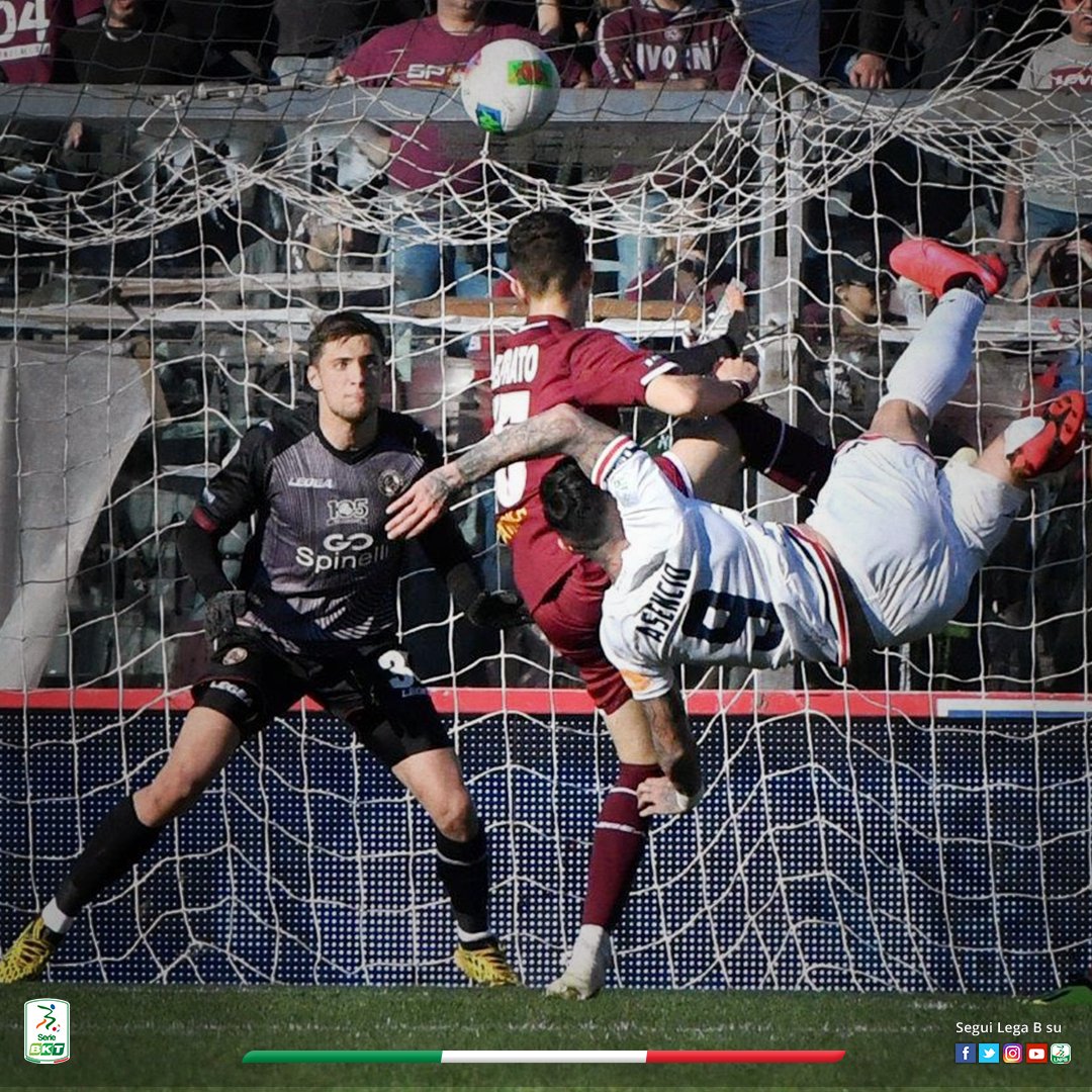Lega_B's tweet photo. 🎮🏆⚽️ Raul #Asencio del @CosenzaOfficial si aggiudica il premio di miglior gol della 24^ giornata con la sua rovesciata in splendida coordinazione al centro dell’area che si infila nell’angolino in #LIVCOS. Like se lo hai votato! #SerieBKT https://t.co/DnM0HgClbf