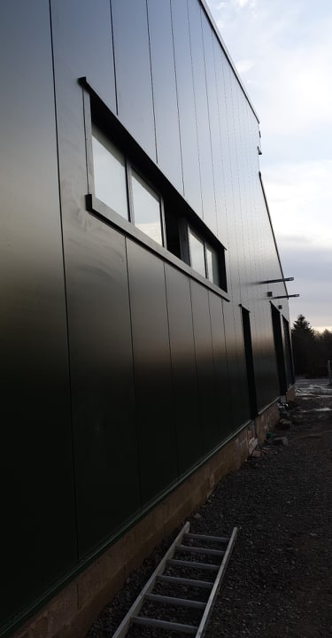 PMSFabrications's tweet photo. Progress on site at @westlandscpark where the roof and wall cladding installation shows the new visitors centre taking shape. Cracking on through the wind and rain ☔️💨😃 https://t.co/4N5Y8ax2FI