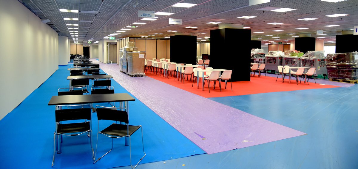 fijcannes's tweet photo. Les tournois de belote ont commencé... ♥️♣️ La zone d'exposition est en montage... 👨‍🔧🦹‍♂️ et ce soir le @CannesPalais reste éveillé avec la première Nuit du Off dès 21h30 ! 😘 #FIJ2020 https://t.co/OVhKtCBMHe
